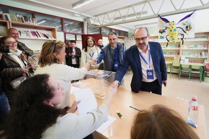 Políticos y ciudadanos se dan cita en las urnas en Ponferrada.