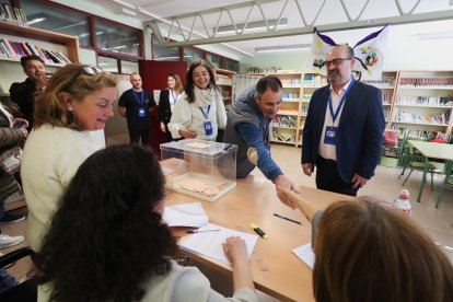 Políticos y ciudadanos se dan cita en las urnas en Ponferrada.