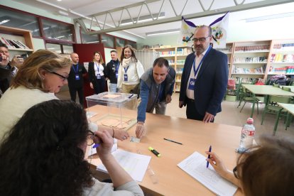 Políticos y ciudadanos se dan cita en las urnas en Ponferrada.