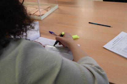 Políticos y ciudadanos se dan cita en las urnas en Ponferrada.