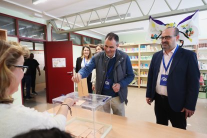 Políticos y ciudadanos se dan cita en las urnas en Ponferrada.
