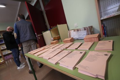 Políticos y ciudadanos se dan cita en las urnas en Ponferrada.
