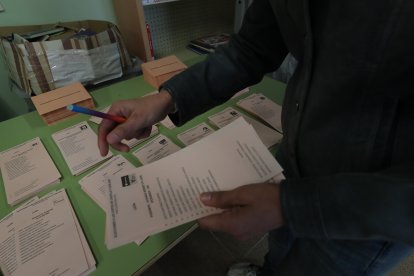 Políticos y ciudadanos se dan cita en las urnas en Ponferrada.