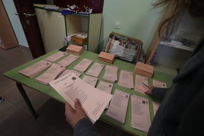 Políticos y ciudadanos se dan cita en las urnas en Ponferrada.