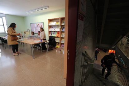 Políticos y ciudadanos se dan cita en las urnas en Ponferrada.