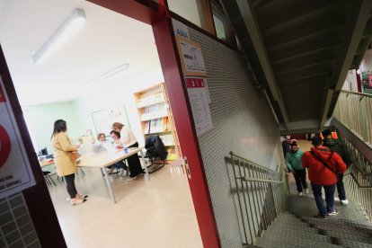 Políticos y ciudadanos se dan cita en las urnas en Ponferrada.