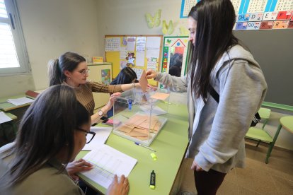Políticos y ciudadanos se dan cita en las urnas en Ponferrada.