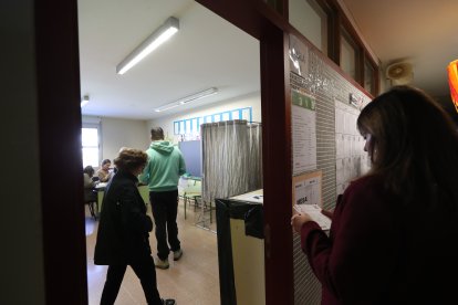 Políticos y ciudadanos se dan cita en las urnas en Ponferrada.
