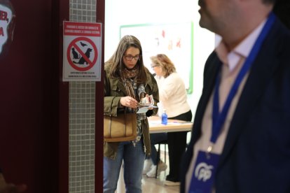 Políticos y ciudadanos se dan cita en las urnas en Ponferrada.