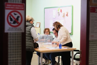 Políticos y ciudadanos se dan cita en las urnas en Ponferrada.