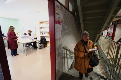 Políticos y ciudadanos se dan cita en las urnas en Ponferrada.