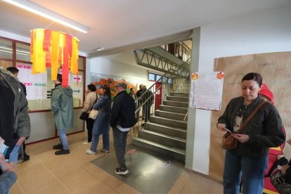 Políticos y ciudadanos se dan cita en las urnas en Ponferrada.