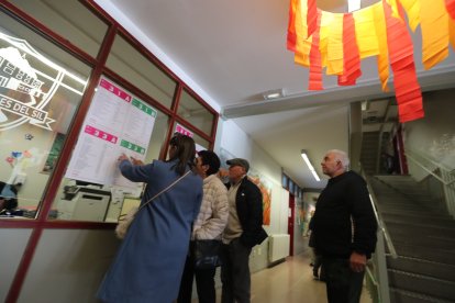 Políticos y ciudadanos se dan cita en las urnas en Ponferrada.