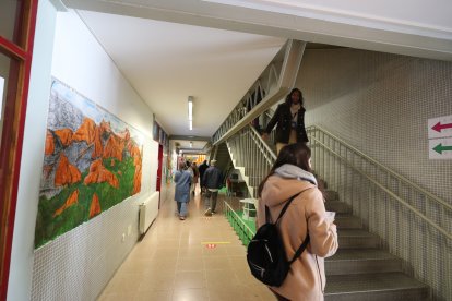 Políticos y ciudadanos se dan cita en las urnas en Ponferrada.