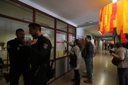 Políticos y ciudadanos se dan cita en las urnas en Ponferrada.