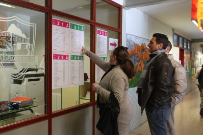 Políticos y ciudadanos se dan cita en las urnas en Ponferrada.