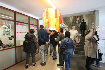 Políticos y ciudadanos se dan cita en las urnas en Ponferrada.