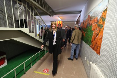 Políticos y ciudadanos se dan cita en las urnas en Ponferrada.