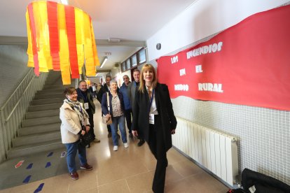 Políticos y ciudadanos se dan cita en las urnas en Ponferrada.
