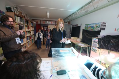 Políticos y ciudadanos se dan cita en las urnas en Ponferrada.