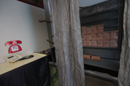 Políticos y ciudadanos se dan cita en las urnas en Ponferrada.