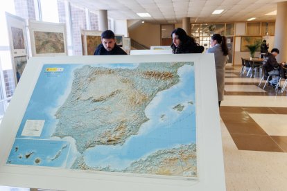 Exposición de cartografía en la Universidad de León.