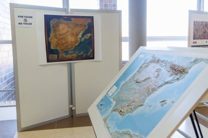 Exposición de cartografía en la Universidad de León.
