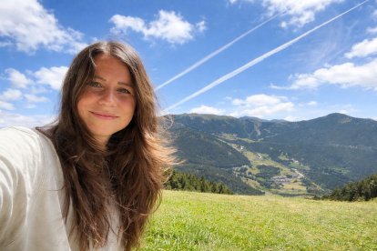 Laura Sánchez Muñoz se hace un selfi con estelas que los aviones han dejado en el cielo.