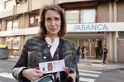 Los agraciados con el Gordo de la Lotería de Navidad de Villamanín acuden a cobrar el premio