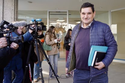 Los agraciados con el Gordo de la Lotería de Navidad de Villamanín acuden a cobrar el premio