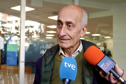 Los agraciados con el Gordo de la Lotería de Navidad de Villamanín acuden a cobrar el premio