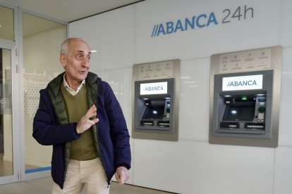 Los agraciados con el Gordo de la Lotería de Navidad de Villamanín acuden a cobrar el premio
