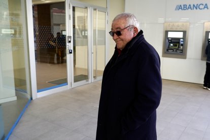 Los agraciados con el Gordo de la Lotería de Navidad de Villamanín acuden a cobrar el premio