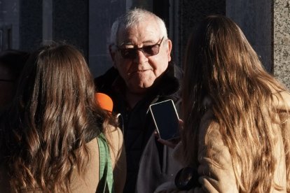 Los agraciados con el Gordo de la Lotería de Navidad de Villamanín acuden a cobrar el premio