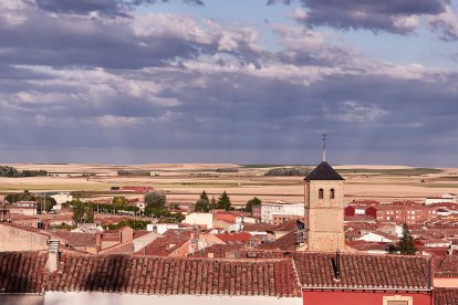 El pueblo de Valderas en la región de Tierra de Campos, España. Esta región de vastos horizontes y campos de cultivo de cereales se extiende a lo largo de cuatro provincias del centro y noroeste de España