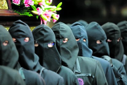 Hombres procesionando en la Cofradía del Dulce Nombre de Jesús Nazareno.