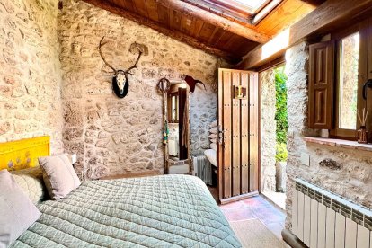 Uno de los dormitorios conserva la estética tradicional con materiales naturales y luz exterior