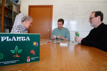 Algunos de los autores del juego Planta.