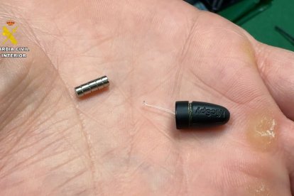 El dispositivo permitía al aspirante captar la pantalla del examen de forma natural, sin movimientos sospechosos, enviando la señal en tiempo real a una persona situada en el exterior