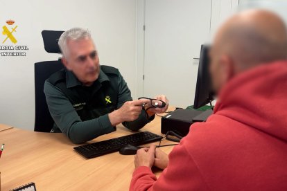 El dispositivo permitía al aspirante captar la pantalla del examen de forma natural, sin movimientos sospechosos, enviando la señal en tiempo real a una persona situada en el exterior