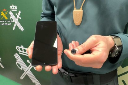 El dispositivo permitía al aspirante captar la pantalla del examen de forma natural, sin movimientos sospechosos, enviando la señal en tiempo real a una persona situada en el exterior