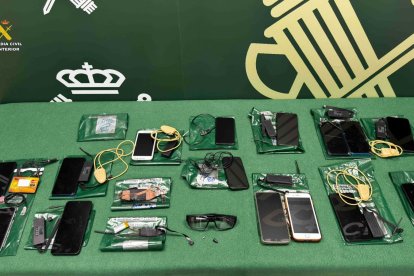 El dispositivo permitía al aspirante captar la pantalla del examen de forma natural, sin movimientos sospechosos, enviando la señal en tiempo real a una persona situada en el exterior