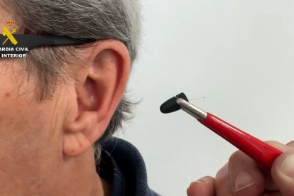 El dispositivo permitía al aspirante captar la pantalla del examen de forma natural, sin movimientos sospechosos, enviando la señal en tiempo real a una persona situada en el exterior