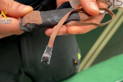 El dispositivo permitía al aspirante captar la pantalla del examen de forma natural, sin movimientos sospechosos, enviando la señal en tiempo real a una persona situada en el exterior