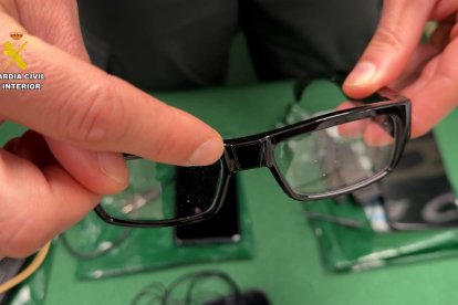 El dispositivo permitía al aspirante captar la pantalla del examen de forma natural, sin movimientos sospechosos, enviando la señal en tiempo real a una persona situada en el exterior