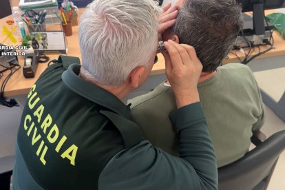 El dispositivo permitía al aspirante captar la pantalla del examen de forma natural, sin movimientos sospechosos, enviando la señal en tiempo real a una persona situada en el exterior