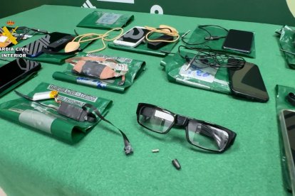 El dispositivo permitía al aspirante captar la pantalla del examen de forma natural, sin movimientos sospechosos, enviando la señal en tiempo real a una persona situada en el exterior