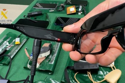 El dispositivo permitía al aspirante captar la pantalla del examen de forma natural, sin movimientos sospechosos, enviando la señal en tiempo real a una persona situada en el exterior