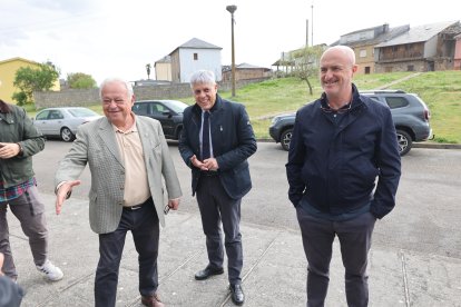 El consejero de Cultura y Turismo, el delegado territorial de la Junta y el alcalde de Puente de Domingo Flórez.