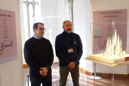 Alfonso Nistal, comisario de la exposición la 'Pieza del Mes' junto a Víctor Murias Borrajo, director del Palacio de Gaudí